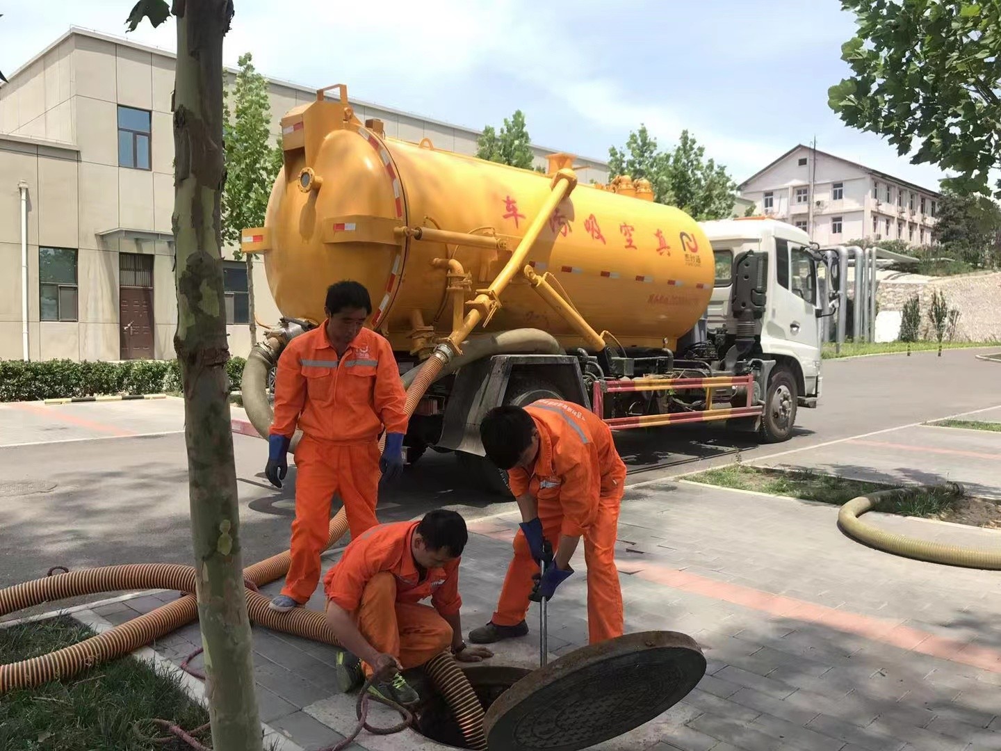 邹城管道疏通车停在窨井附近