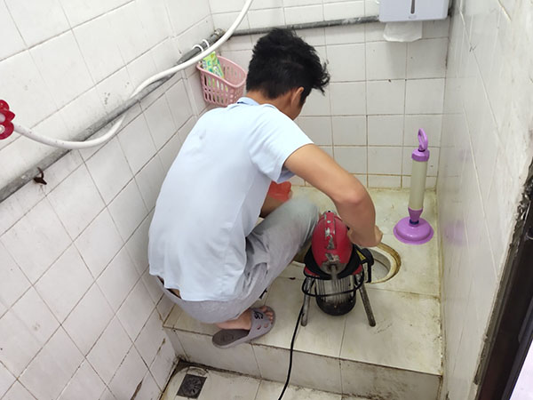 邹城管道堵塞冒臭气 专业师傅现场解决问题