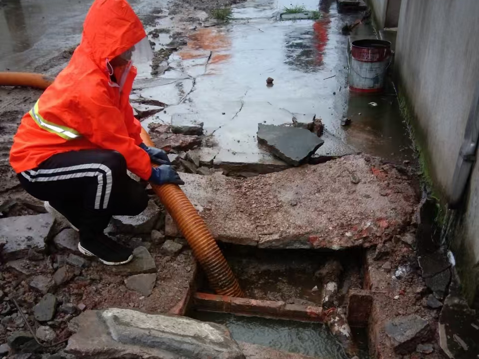 邹城专业清理污水池 炜誉市政以规范流程守护城市 “肠道”