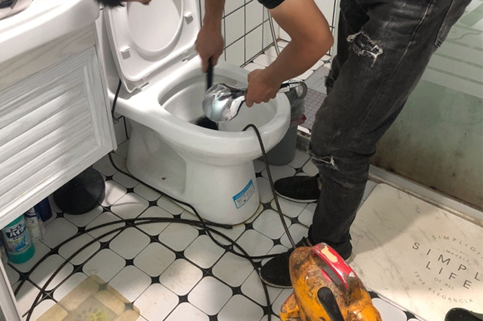邹城马桶堵塞自己疏通还是找师傅?专业上门服务让你省时更省心
